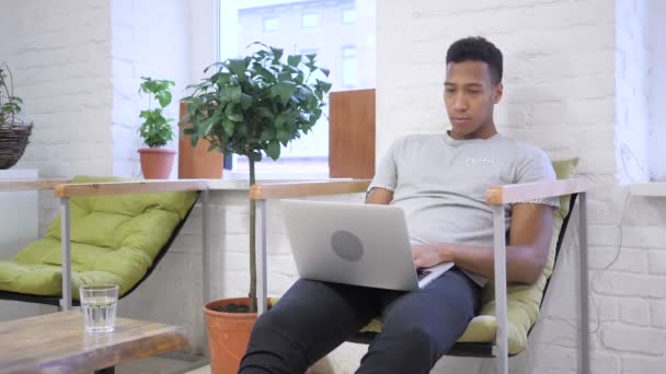 頭痛、職場で落ち込んでいるアフリカのデザイナーのための張力 — ストック動画
