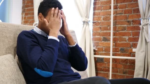 Afrikanischer Mann in Anspannung und Kopfschmerzen, Frustration über Probleme — Stockvideo