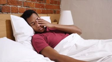 Rahat Afrika adam sabah uykudan uyanır