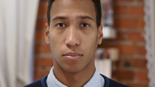 Portret van ernstige jonge Afrikaanse Man, Loft achtergrond — Stockvideo