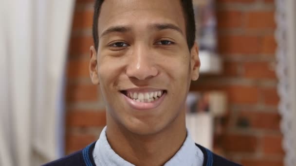 젊은 아프리카 남자, 로프트 배경 미소의 초상화 — 비디오