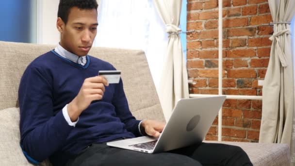 Africano homem animado para o sucesso Compras Online, Transação — Vídeo de Stock