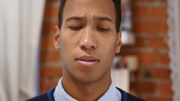 Сумний молодий африканський чоловік відчуває себе занедбаним і загубленим, фон лофт — стокове відео