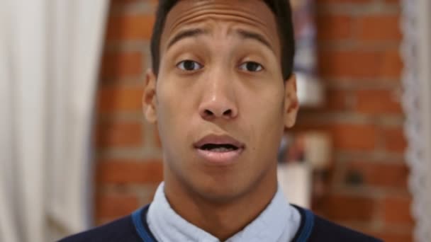 Portret van geschokt jonge Afrikaanse Man, verbaasd door verrassing — Stockvideo