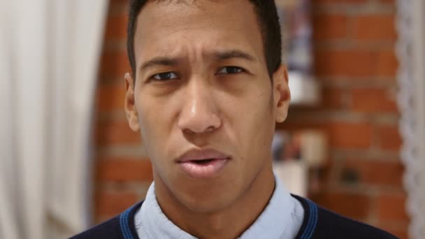 Astonised mladý africký muž při pohledu na fotoaparát s překvapením — Stock video