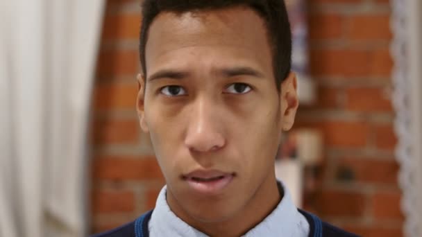침묵을 요구 하는 젊은 아프리카 남자에 입술, 손가락 — 비디오