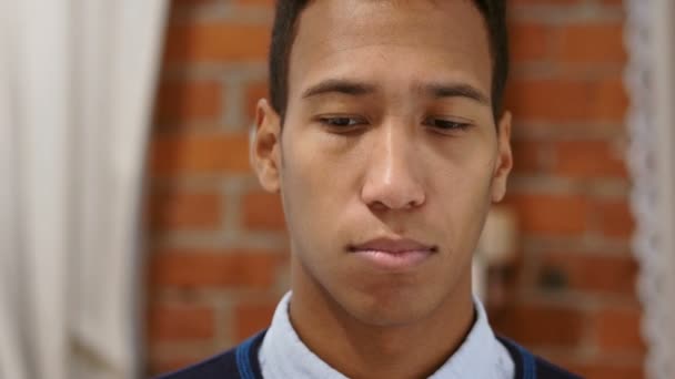Ung Man obekväm genom lukt, stinker dålig, obehaglig lukt — Stockvideo