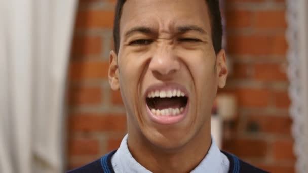 Çığlık, öfkeyle bağıran kızgın Afrika adam — Stok video