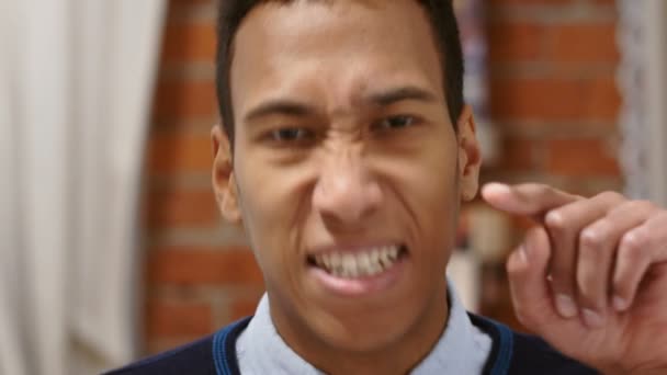 Frustrado Angry African Man gritando, discutindo com a equipe — Vídeo de Stock