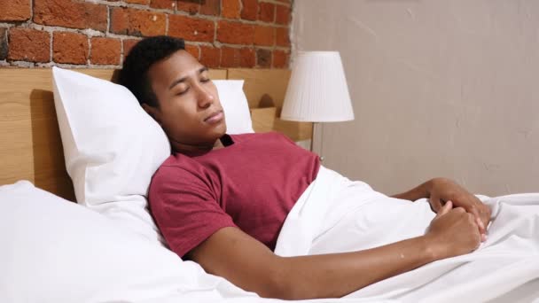 Albtraum, schlafender afrikanischer Mann erwacht unter Schock durch gruseligen Traum — Stockvideo