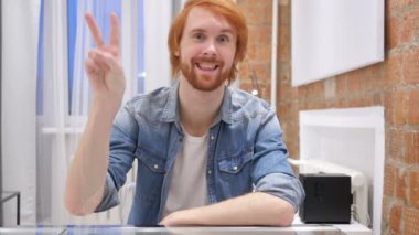 Zafer işareti, kapalı el hareketi Kızıl saçlı sakallı adam portresi