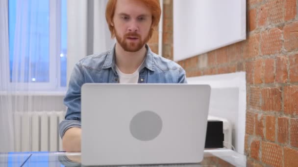 Emocionado pelirrojo barba hombre celebrando el éxito del trabajo — Vídeo de stock