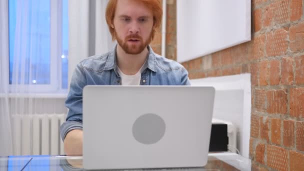 Ruiva barba homem sentado no sofá perturbado por perda de trabalho — Vídeo de Stock