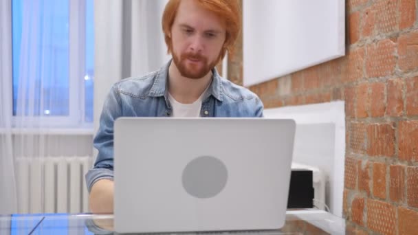 Pensando, lluvia de ideas triste pelirroja barba hombre en el trabajo — Vídeo de stock