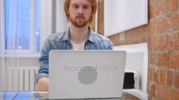 Hoesten, ziek Redhead baard Man hoesten, om thuis te zitten — Stockvideo