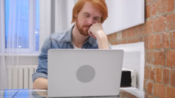 Uyuyan yorgun genç Kızıl saçlı sakallı adam iş başında — Stok video