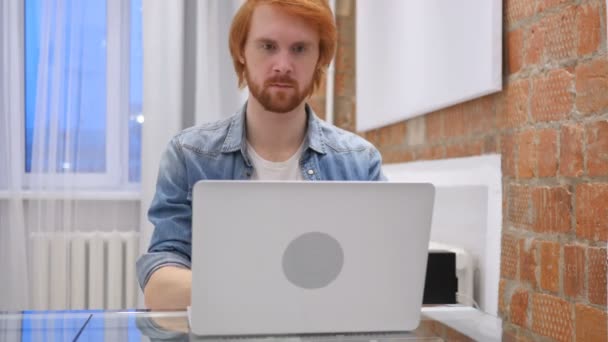 Barbe rousse homme quittant après avoir travaillé sur ordinateur portable — Video