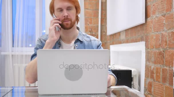 Pelirroja barba hombre hablando por teléfono, asistiendo a la llamada telefónica — Vídeo de stock