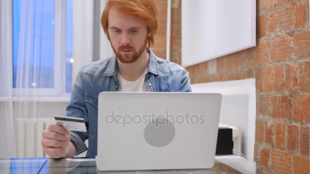 Online Shopping av rödhårig skägg Man i Office, kreditkort — Stockvideo