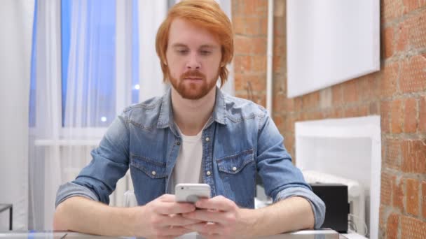 Redhead vousy muž psát zprávu na chytrém telefonu, Sms nebo e-mailu — Stock video