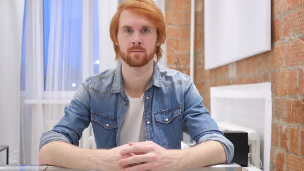 Hombre serio mirando la cámara en el estudio sobre fondo blanco — Vídeos de Stock