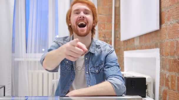 Kızıl saçlı sakallı adam kamera parmakla işaret — Stok video