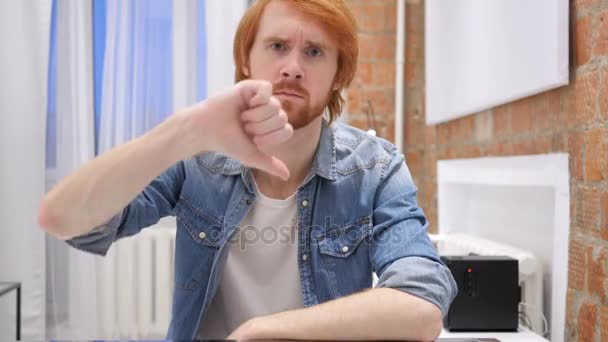 Retrato de homem de barba ruiva Gesturing polegares para baixo, interior — Vídeo de Stock