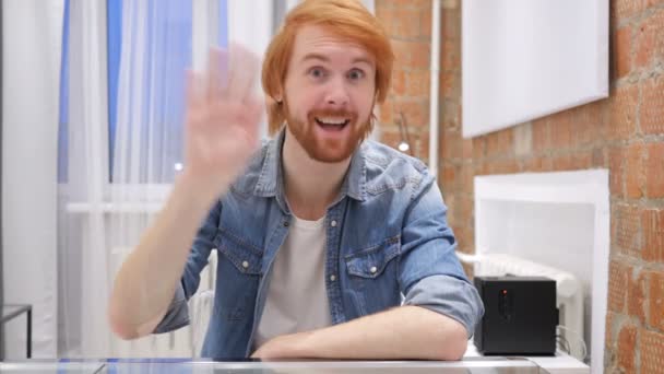 Olá, jovem ruiva barba homem acenando mão para Bem-vindo — Vídeo de Stock