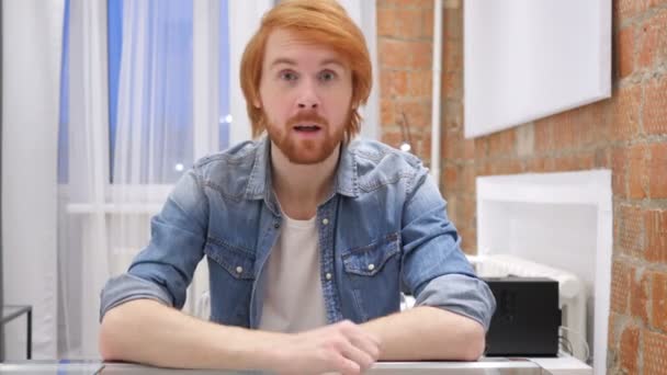 Porträt eines rothaarigen Bartträgers, der Kunden zum Mitmachen einlädt — Stockvideo