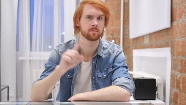 Kızıl saçlı sakallı adam çöp için parmak sallayarak portresi — Stok video