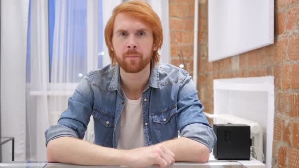 Rødhåret skæg mand, modvilje og afvisning af tilbud – Stock-video