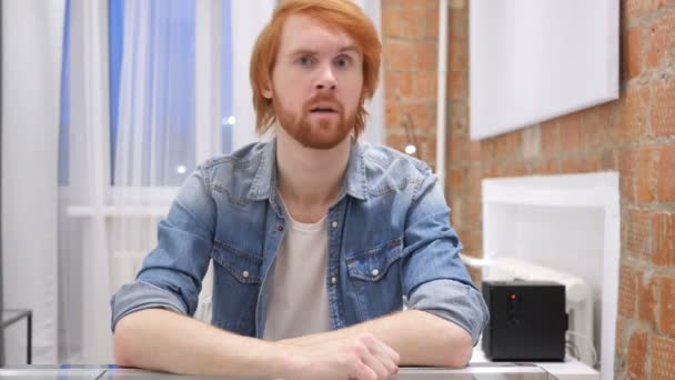 Baş-e doğru reddetmek, inkar, kapalı sallayarak Kızıl saçlı sakallı adam portresi — Stok video