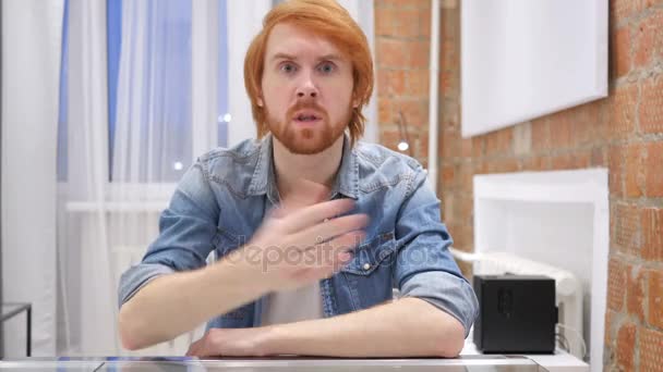 Retrato del hombre de la barba pelirroja que sugiere frustración e ira, interior — Vídeos de Stock