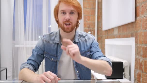 Sessizlik, dudaklar, kapalı parmağında mimik Kızıl saçlı sakallı adam portresi — Stok video