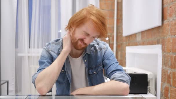 Ciddi boyun ağrısı, kapalı olan Kızıl saçlı sakallı adam — Stok video