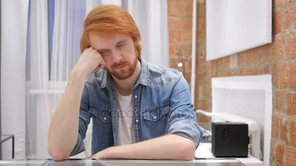 Hombre Barba Pelirroja Cansado Bostezando en la Oficina, Interior — Vídeos de Stock