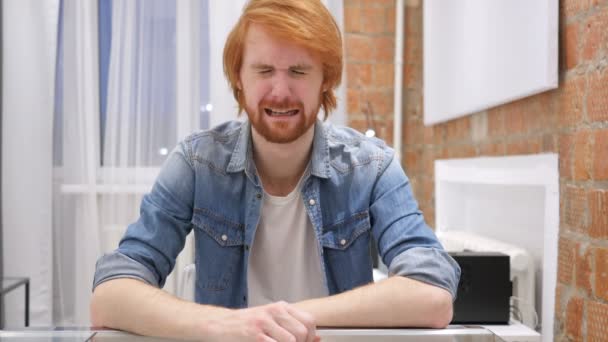 Piangere triste rossa barba uomo si sente sconvolto, lacrime agli occhi — Video Stock