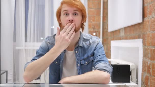 Kızıl saçlı sakallı adam, aşk tarafından uçan öpücük hareketi — Stok video