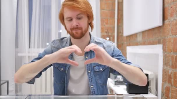 Kalp işareti Kızıl saçlı sakallı adam, el jest — Stok video