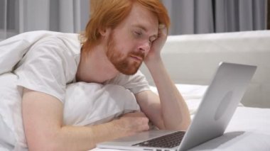Yatakta Laptop çalışma yatakta uyuyan adam