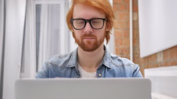 Головная боль, расстроенный уставший рыжий бородач со стрессом на работе — стоковое видео