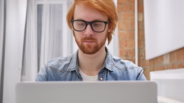 Pulgares hacia arriba por el joven pelirrojo barba hombre, gesto positivo en casa — Vídeos de Stock