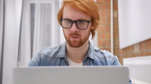 Šokoval Redhead vousy muž reakci při práci na ztrátu, zajímá Vás, k — Stock video