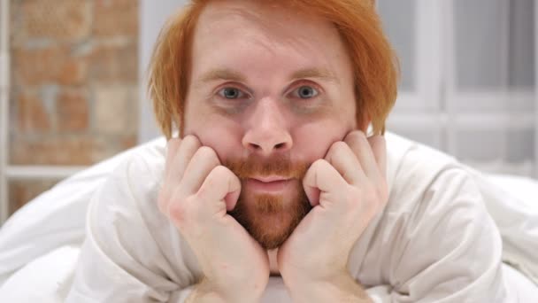 Gros plan de rousse barbe homme visage allongé dans le lit — Video