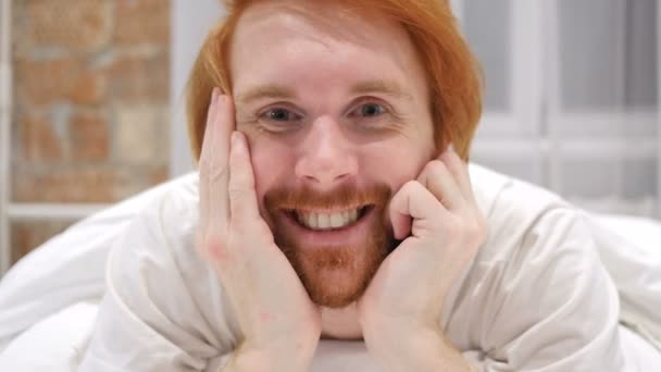 Kızıl saçlı sakallı adam geceleri yatakta tarafından dizüstü bilgisayarda görüntülü sohbet — Stok video