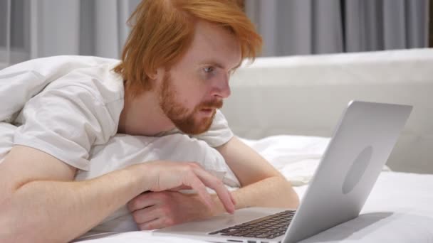 Redhead vousy muž reaguje na selhání projektu, sledování na Laptop — Stock video