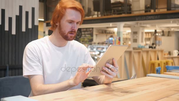 Ruiva barba homem perturbado pela perda de trabalho sentado no laptop — Vídeo de Stock
