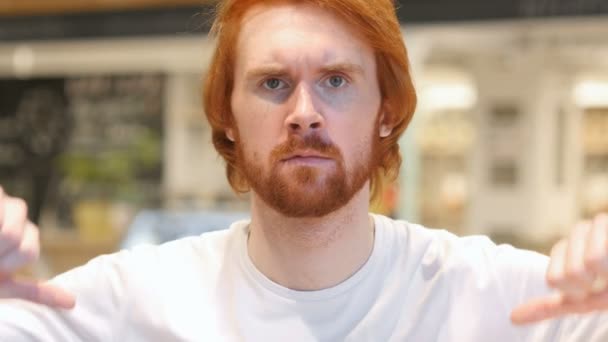 Pouces vers le bas avec les deux mains par homme barbe rousse au café — Video