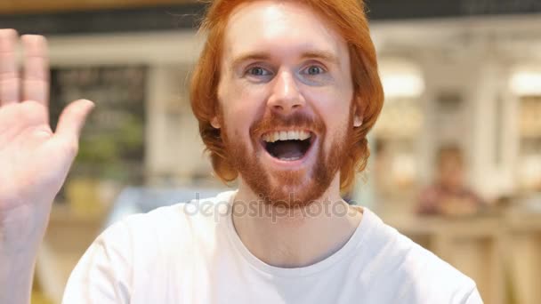 Ciao, uomo con la barba rossa che saluta mano per dare il benvenuto al Cafe — Video Stock