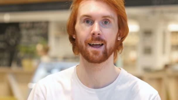 Retrato de Pelirroja Barba Hombre Invitando a Clientes en Café — Vídeos de Stock